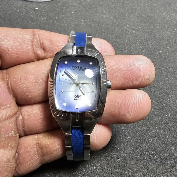 Vintage Fossil Blue Ladies Quartz Watch Silver Tone Y2K AM-3628 Working shows si - Picture 1 of 11